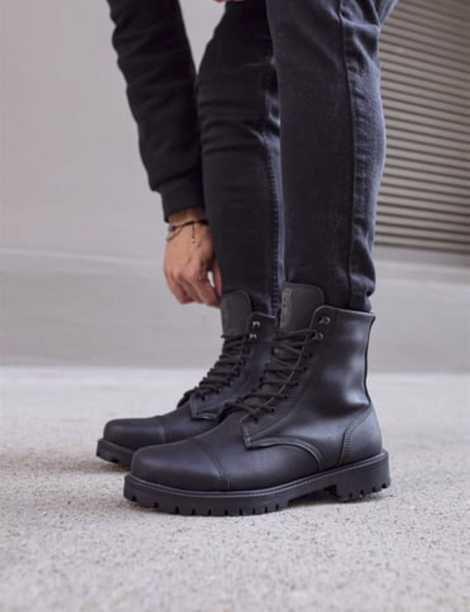 Ανδρικά μαύρα μποτάκια δερματίνη τρακτερωτή σόλα B022 φωτογραφία